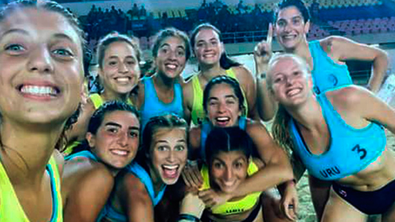 La selección uruguaya femenina de beach handball campeona panamericana en Venezuela