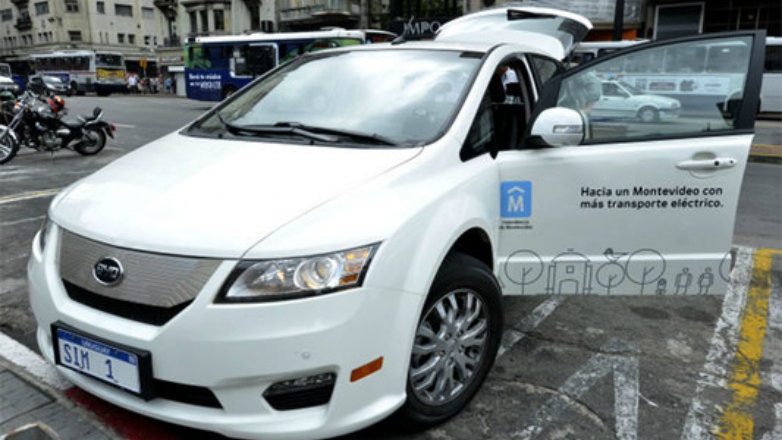 El intendente de Montevideo se traslada en un auto eléctrico