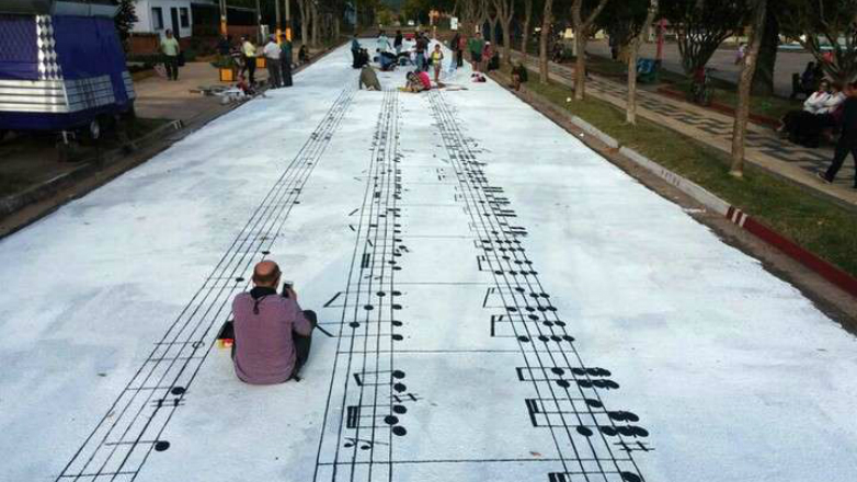 Pintan un enorme mural de La Cumparsita en una calle de Uruguay