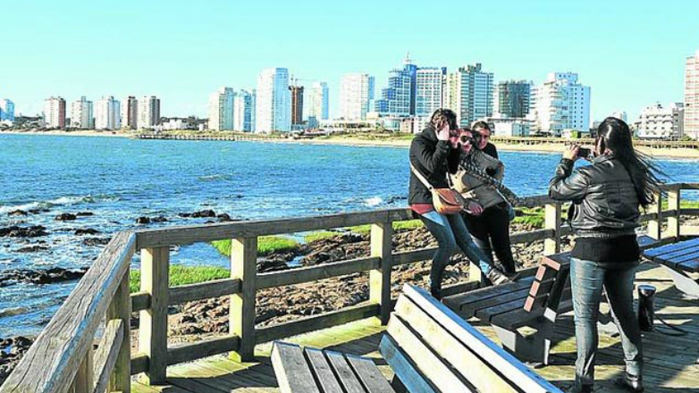 Turistas extranjeros contarán con devolución del total del IVA en sus compras en Uruguay
