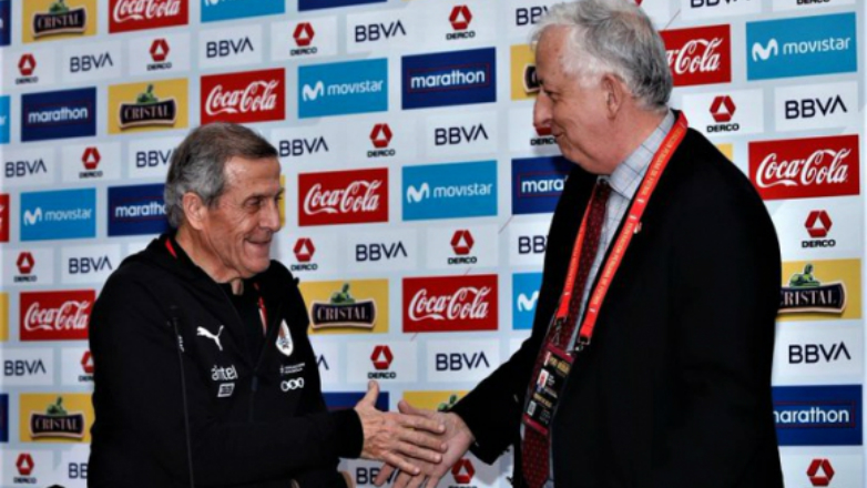 Tabárez y el emotivo reconocimiento de Perú por sus 200 partidos con Uruguay