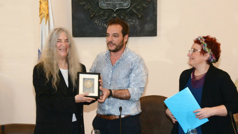A capella: Patti Smith ya está en Uruguay y así recibió su distinción como visitante ilustre