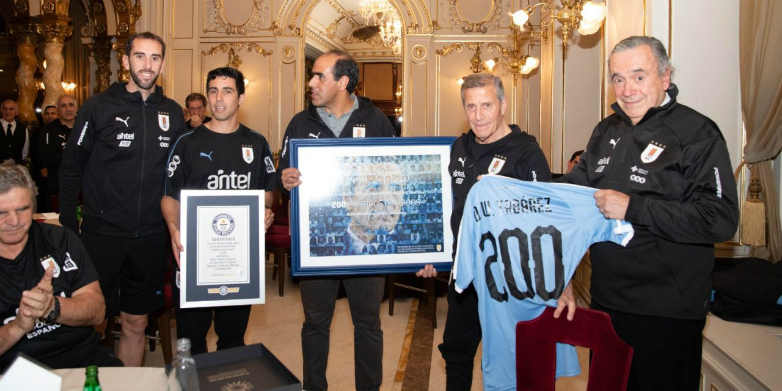 Asociación Uruguaya de Fútbol homenajeó a Óscar Tabárez por sus 200 partidos con la selección